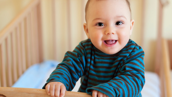 如何預防三個月寶寶吐奶！應對幼兒吐奶的4個做法